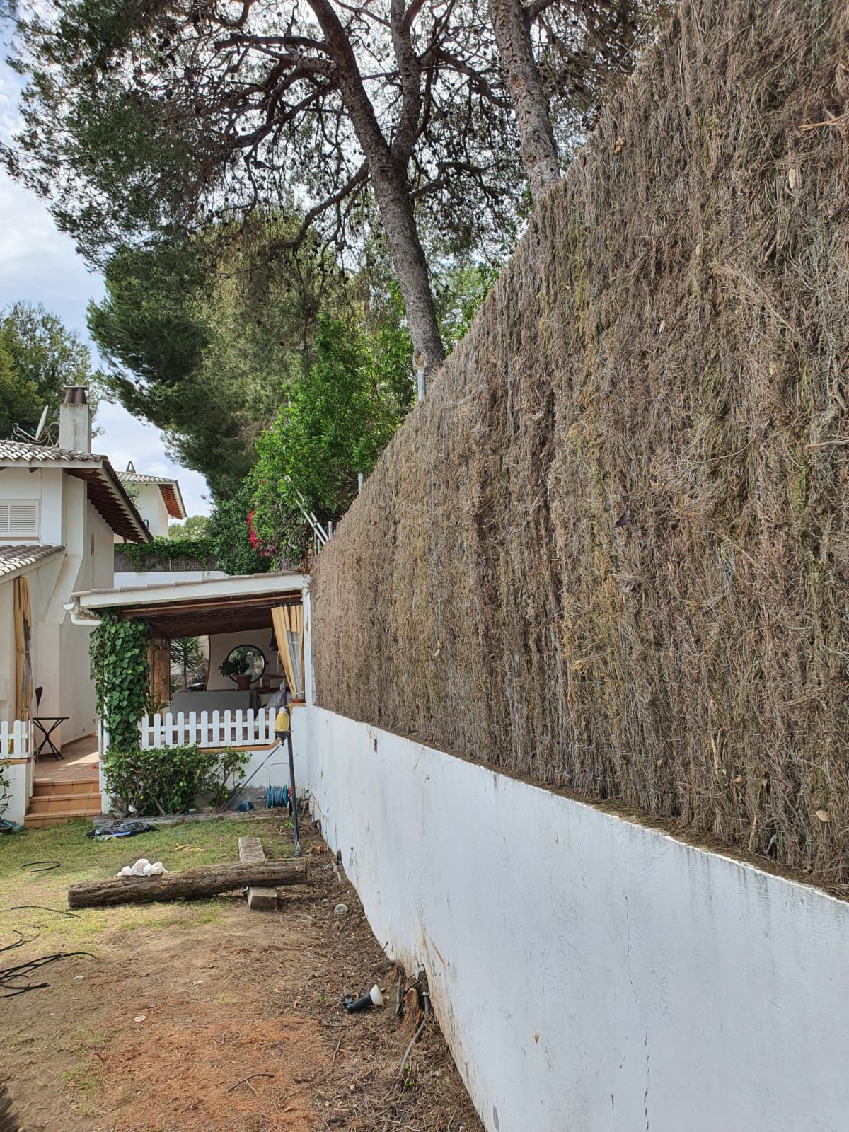 Colocación de valla metálica y brezo en Vilanova i la Geltrú (2024)