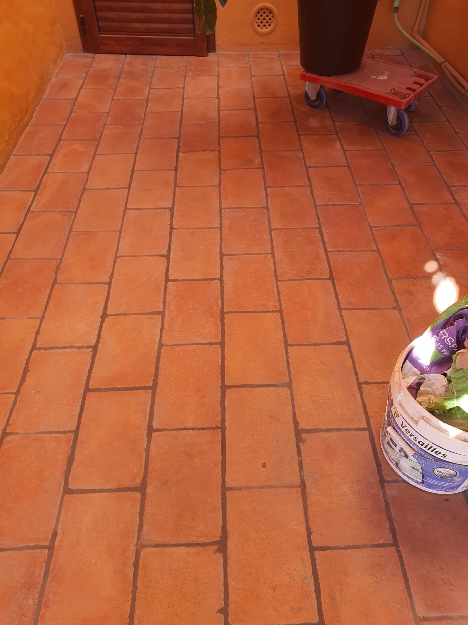 Renovación de suelo de terracota en vivienda particular (2024)